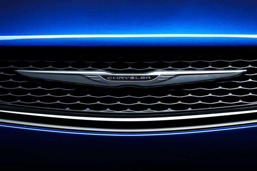 Логотип Chrysler 200S AWD (UF) 2014 года  (фото 42 из 46)